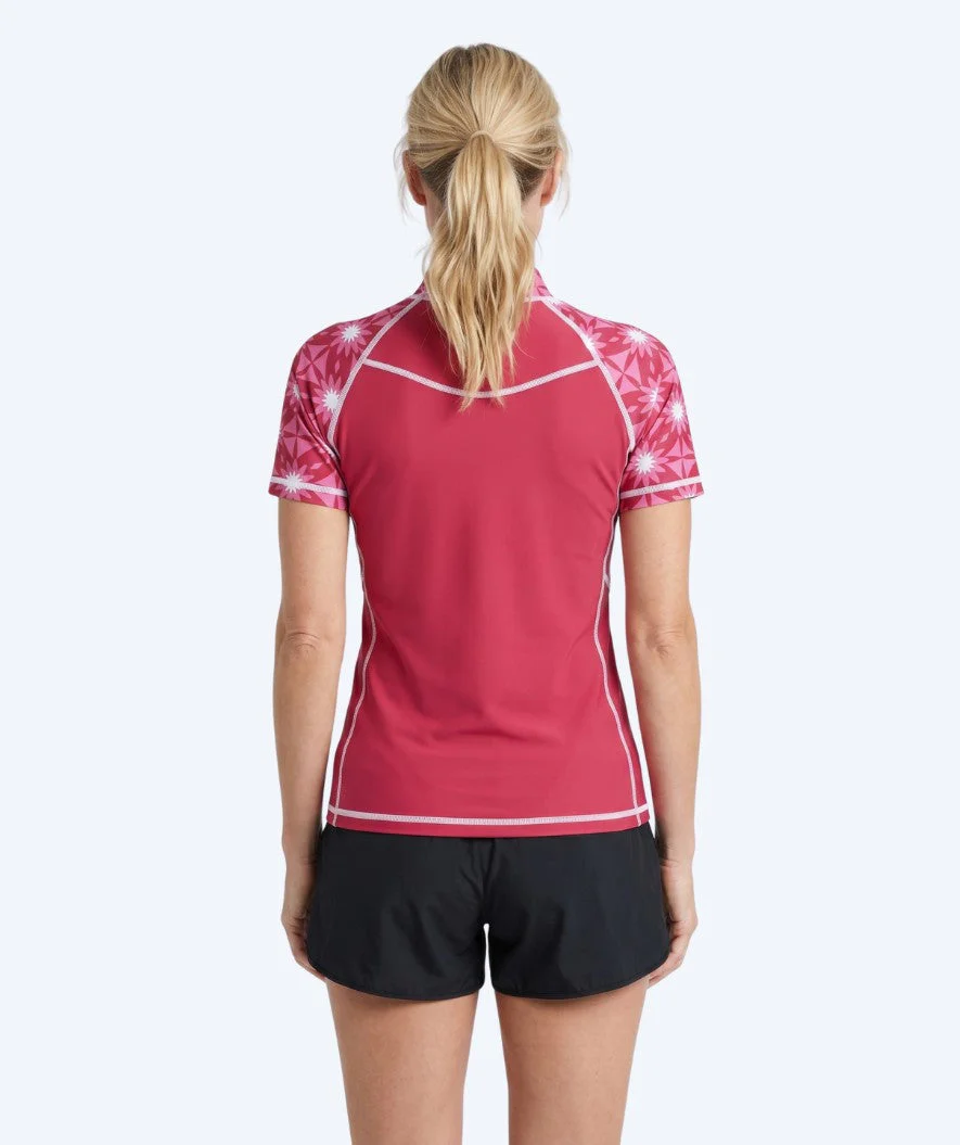 Watery koszulka UV dla kobiet - Aiko z krótkimi rękawami Rashguard - Różowy/ciemnoczerwony - Image 2